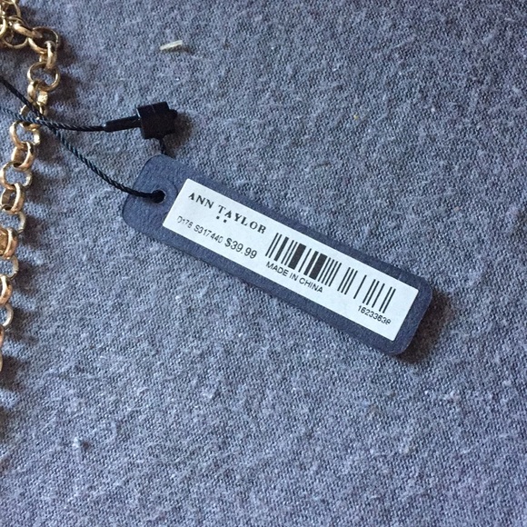 Chunky Floral Necklace - Picture 3 of 3